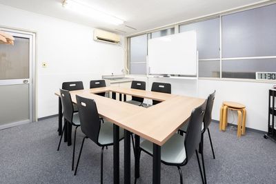 エアコン完備でいつでも快適にご利用いただけます - 貸会議室Aivic岩本町2号店の室内の写真