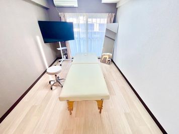  ＜さくらんぼスペース 岡山駅前＞  	岡山駅すぐのレンタルサロンの室内の写真