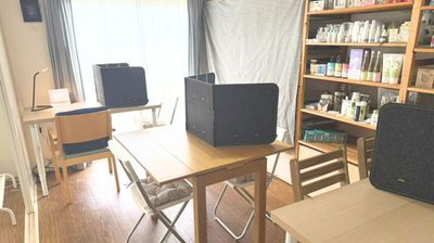 自習室内。最大６名まで座れます。簡易な衝立もあります。 - ナチュラルスタイルズ ウェルネス＆フォーカス・ラボ レンタルスペース、レンタルサロン、自習室、会議室の室内の写真