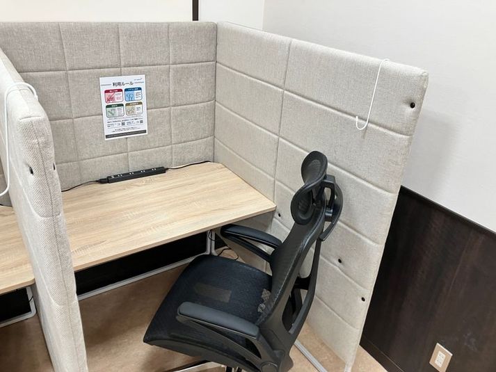 1人用席（通話・会話OK） - コインスペース小田急マルシェ鶴川店