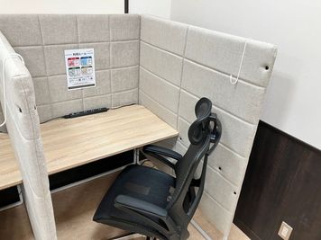 1名様用のWEB通話・会話可能席 - コインスペース小田急マルシェ鶴川店