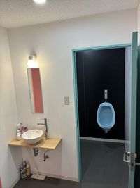 Baseball dugout 飲食可能な野球の室内練習場（レンタルスペースも可能）の室内の写真