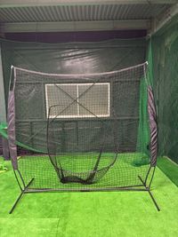 Baseball dugout 飲食可能な野球の室内練習場（レンタルスペースも可能）の室内の写真