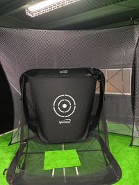Baseball dugout 飲食可能な野球の室内練習場（レンタルスペースも可能）の室内の写真
