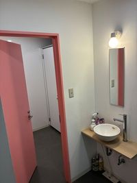 Baseball dugout 飲食可能な野球の室内練習場（レンタルスペースも可能）の室内の写真