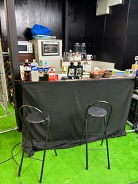 Baseball dugout 飲食可能な野球の室内練習場（レンタルスペースも可能）の室内の写真