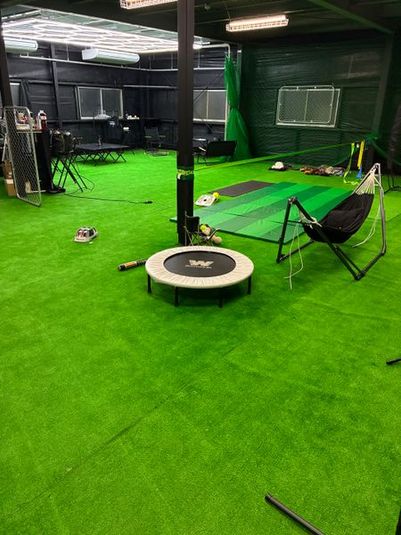 Baseball dugout 飲食可能な野球の室内練習場（レンタルスペースも可能）の室内の写真