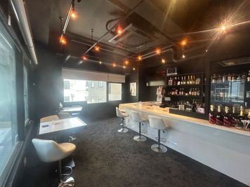 Bar Parade Parade 心斎橋アメ村アイドルBAR【カラオケ・ダーツ完備】の室内の写真