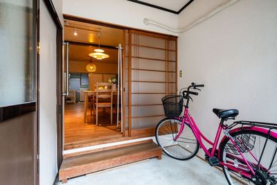 玄関です。自転車1台おけるくらい広いです。 - Nakamichi Retreat House キッチン付きレンタルスペースの入口の写真