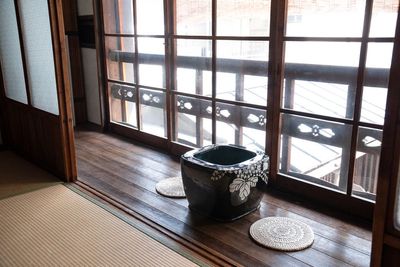 やわらかな自然光が差し込む縁側は、撮影スポットとしても人気です。 - ゲストハウス君彩家 築95年の古民家を再生したゲストハウススペースの室内の写真