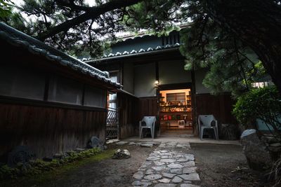 門を入った玄関までのアプローチ - 古民家「アサノヤ」 築160年の古民家スペース。レンタルサロンとしても可（要相談）の室内の写真