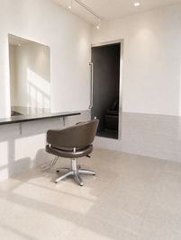 一人ひとりが心地よく使える空間 - レンタルシェアサロンUZI東松戸 フリーランス　シェアサロン　セット面1 /ヘア/メイク/ネイルの室内の写真