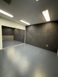 黒壁が映える撮影向けスタジオ！ダンス練習・配信・少人数レッスンに最適 - 川口ダンスホーム（レンタルスタジオ）