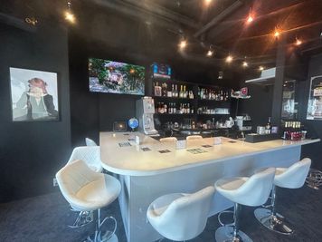 カウンター6席　ビールサーバー・ハイボールサーバーあり　カラオケ完備 - Bar Parade Parade 心斎橋アメ村アイドルBAR【カラオケ・ダーツ完備】の室内の写真