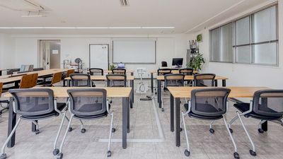 クリエイターズファクトリー（Startkit） 【年内割引キャンペーン】明るい！プロジェクターモニター付き会議室の室内の写真