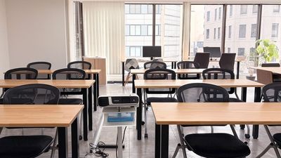 クリエイターズファクトリー（Startkit） 【年内割引キャンペーン】明るい！プロジェクターモニター付き会議室の室内の写真