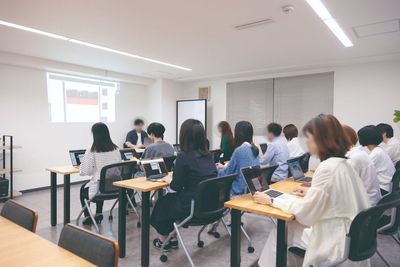 クリエイターズファクトリー（Startkit） 明るい！プロジェクターモニター付き会議室の室内の写真