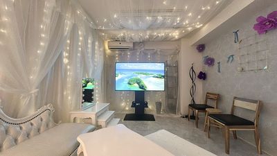 天蓋、カーテンにはフェアリーライトをセット済みでオンオフはリモコンで可能 - Studio Luluaの設備の写真