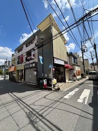 １階がやきとり屋さんのビルです。 - 久地駅近　バー　会議室　撮影用 久地駅徒歩２分｜バー・喫煙可・Wi‑Fi有・推し活・撮影の外観の写真