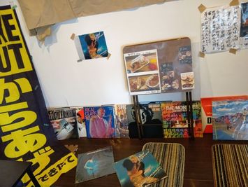 ほぼ10畳の四角い空間、レイアウトは自由です。グーグルの蕨居酒屋88とは現在違います。テーブルカウンターのみです。 - 居酒屋88。飲食店です。 キッチン調理できるスペースです。深夜の利用可能。の室内の写真