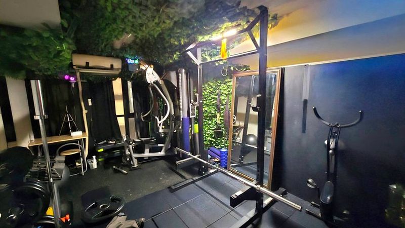プロジェクター完備のモチベが上がるレンタルジム - 大阪心斎橋レンタル&パーソナルジムHighsA