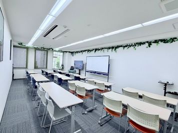 窓のある明るい室内。自然光が入る開放的な会議室 - 会議室 NEXUS三宮の室内の写真