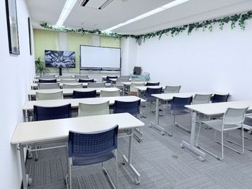 スクール形式の明るい貸し会議室。最大レイアウトで広々と使えます - 会議室 NEXUS三宮の室内の写真