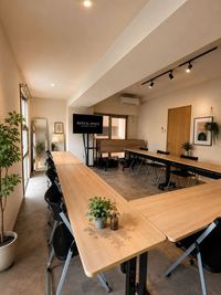 3人掛けダイニングテーブルと椅子，テレビモニターがございますのでこちらのお部屋で最大１５名でのリアル会議&オンライン会議ができます。
高速Wi-Fiも完備 - 会議や色々な教室にも多目的に使えるレンタルスペース キッチン付きレンタルスペースの設備の写真
