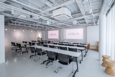 スクール形式+プロジェクター2面投影（通常レイアウトとは異なります） - GOBLIN.北参道店 2nd 北参道店 2ndの室内の写真