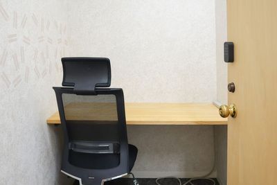 イヤホン着用でWEB会議もOK！集中作業も捗る自分だけの仕事空間。 - いいオフィス浜松町bywedo