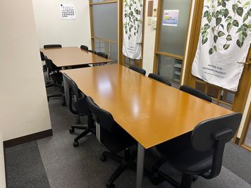 定員最大12名
テーブル：2台　椅子：12脚 - 澤田聖徳ビル K会議室の室内の写真
