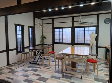 落ち着いた空間で作業も学びも。作業スペース、勉強会、女子会など、多目的で使えるスペースです。 - oninokoレンタルスペース