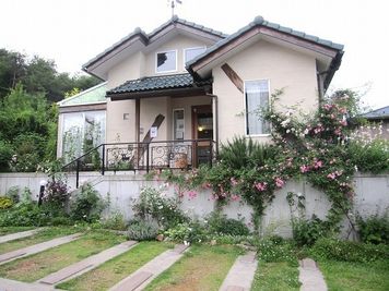 元「喫茶店」です。　住宅街の中にあります。　洋風ながら、２畳ほどのこあがり席もあります。　夜もご希望で可能です。　季節によって外の景色は移り変わりますが、木や花に囲まれた落ち着けるスペースです。 - cafe  ふぁーちゃ　花茶