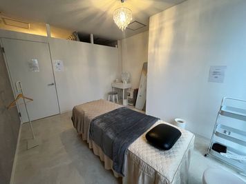 白を基調とした清潔感あふれるルームAの室内。 - レンタルサロン ciel (シエル) レンタルサロンCiel ルームA（エステ・整体・ピラティス向け）の室内の写真