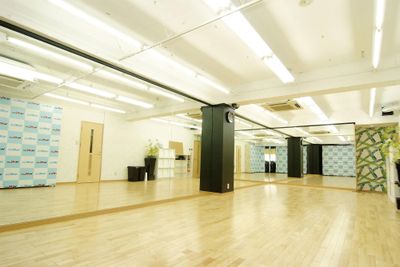 新栄駅より徒歩3分!! 学校帰り・仕事帰りに便利なレンタルスタジオ!! ロッカー付き更衣室完備なので安心してご利用になれます!! - レンタルスタジオ　We Love