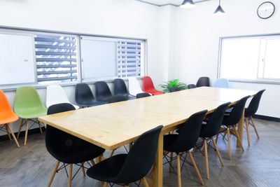 神保町や水道橋からアクセス良好！景色の良いデスクで、窓も多いから換気良好！テレワーク・リモートワークに是非ご利用ください。 - MIXER