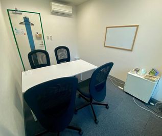 4名様まで着席可能。 - アスパ日本橋オフィス アスパ日本橋オフィス　～304号室～の室内の写真