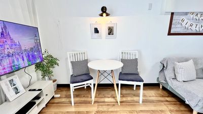 カフェテーブルはポートレート撮影にもおすすめで、雰囲気のある写真撮影にご利用いただけます。 - レンタルスペース【RoomAoyama】 RoomAoyama 　多目的スペースの室内の写真