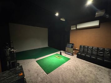 LUX シュミレーションゴルフ LUX シュミレーションゴルフ（小）の室内の写真