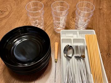 便利な調理器具も◎
たこ焼き串、包丁、食器各種6個完備🍽️ - 【広スペ】武蔵小杉 武蔵小杉の広いレンタルスペースの設備の写真