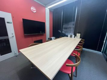 開放感◎大型モニター完備の会議室！ソフトドリンク半額で、ミーティングやセミナー、サロンなど。1日利用も可能です。 - THELOBBY六番町