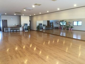 ダンスや余興の練習にご利用いただいています。大きな鏡を設置しています - 橋本ダンススタジオ