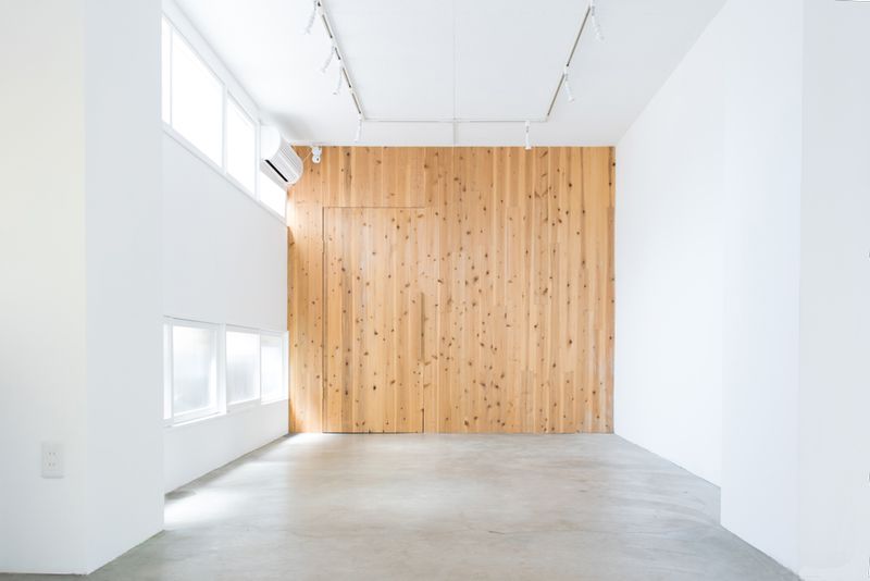 木と白壁とコンクリートによるニュートラルなスペース - メゾンシンテンチ  レンタルスペースの室内の写真