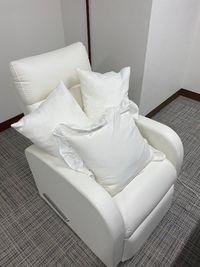 ゆったりとしたリクライニングチェアを完備。ネイルはもちろん、まつエク・フェイシャルなど長時間の施術にも快適にご利用いただけます。
 - LUMILA【ネイルスペース】 【美容シェアサロン】ネイル・メイク・アイブロウ・着付けの室内の写真