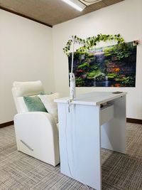 ゆったりとしたリクライニングチェアと広々デスクを設置。ネイル施術はもちろん、まつエク・アイブロウ・フェイシャルなど幅広い美容メニューに対応できます。
 - LUMILA【ネイルスペース】 【美容シェアサロン】ネイル・メイク・アイブロウ・着付けの室内の写真