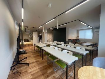 3人掛けのテーブルが6台 - ウスクラ建設【貸し会議室】 【貸し会議室】イベント・セミナーにおすすめの室内の写真