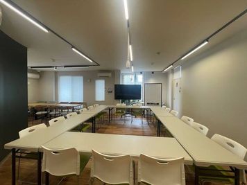 会議にも最適です - ウスクラ建設【貸し会議室】 【貸し会議室】イベント・セミナーにおすすめの室内の写真