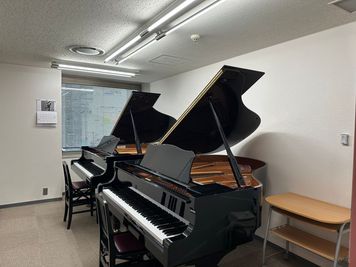ヤマハミュージック直営教室 グランドピアノ2台設置のお部屋です - 旭川ミュージックセンター