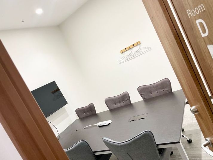【RoomD】6名会議室（天井空きあり）※予約時間前は入室不可 - いいオフィス南越谷
