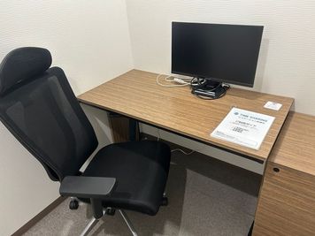 202【新横浜駅5分】1名利用!モニター完備/WEB会議/テレワーク/面接/駅近/広い個室と大きな机で快適/ライブ前の待機に - TIME SHARING ビステーション新横浜